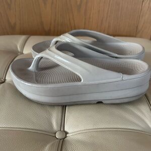 OOFOS Women's Light Gray Sandals